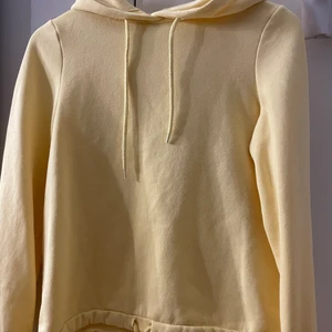 Gul hoodie  - Gul hoodie i bra skick