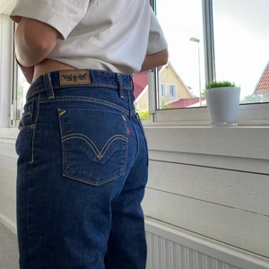 Lågmidjade Levis jeans  - Säljer dessa snygga och trendiga Levis jeans då dom är lite för stora för mig:( Lågmidjade och lite mörkare blå i färgen! ✌🏼💙