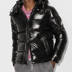 Moncler maya - Moncler maya, digitalt kvitto finns går även att skanna i jackan samt märket. Storlek 0 motsvarar xs/s. köpt för 10.000. Endast använd under 3 månader. Minst 6000 hör av er vid frågor. 