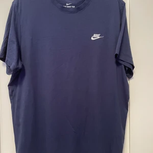 Helt ny NIKE T-Shirt - storlek XL - Säljer min oanvända Nike t-shirt i storlek XL. Passar på storlek L men lite mer oversized.