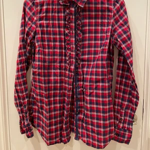 Tommy Hilfiger skjorta rutig storlek 38 - Fint skick! Storlek 6, tror det är storlek 38 i EU!