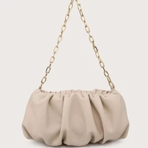 Beige axelväska  - Jättefin beige axelväska med guldigt kedjeband. Använd en gång. Kan skicka fler bilder. 