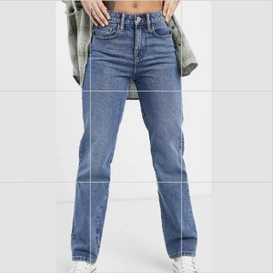Mid Waist jeans strl W26 - Jeans från ASOS i nyskick. Använda 2-3 gånger. Storlek W26. Kan skickas. Jag är 158 och det passar mig i längden.