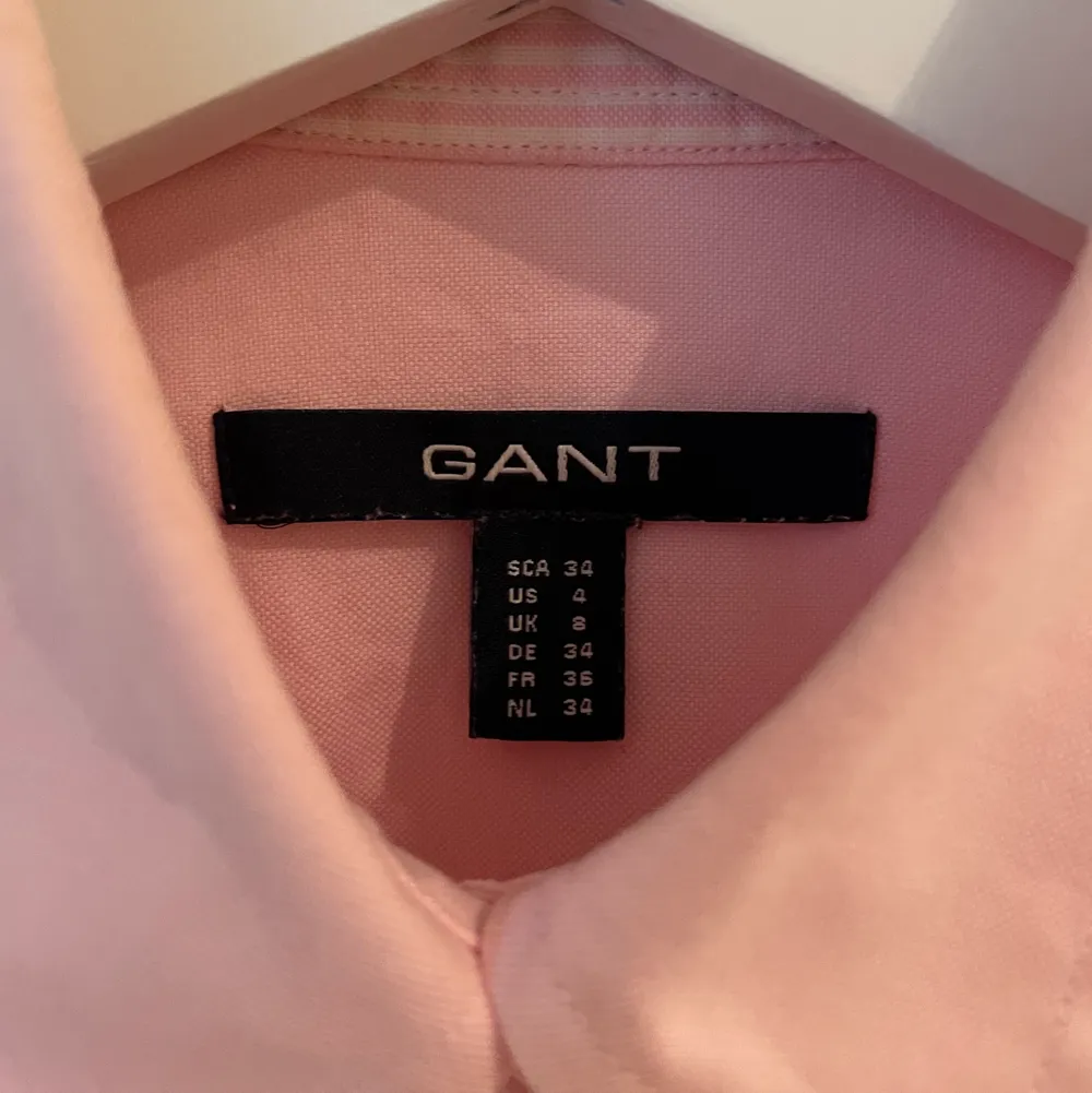 Kortärmad rosa skjorta från Gant, storlek 34 i fint skick!. Skjortor.