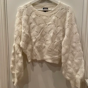 Vit tröja crocker small - Lite kortare vid magen och vida ärmar, mjuk och mysig. I fint skick, inte använd mycket. :)