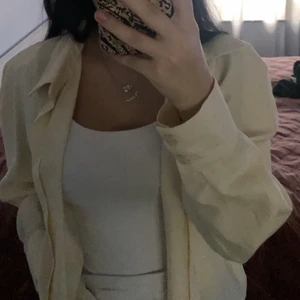 Skjorta - Aldrig använt detta plagg, köpte den förra sommaren i Italien men insåg senare att jag köpt fel storlek. Annars är den i väldigt bra skick och väldigt skönt material<3