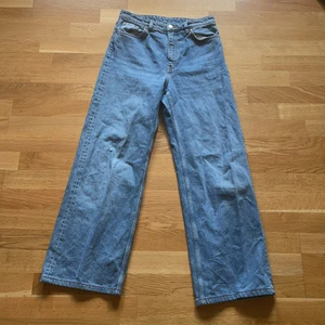 Monki  - Jätte fina byxor från Monki och är i jätte jätte bra skick. Jag har bara använt dom någon enstaka gång men nu sitter dom lite för tajta på mig. Såå himla fina och dom har inga hål eller något annat.  Storlek 27, CN 165/68a. Jag har använt byxorna kanske 3-4 gånger.