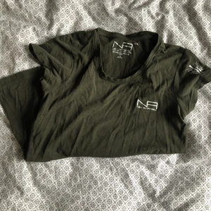 T-shirt  - Säljer denna t-shirt i storlek xs. Den är till för träning men har vanligt material så går att använda som vanligt också.                                                       Köparen Står för frakten!(24kr)