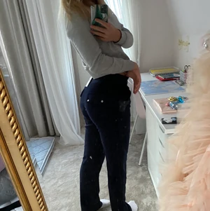 Juicy byxor - Säljer dessa juicy Terry Towlelling Del Ray byxor i färgen night sky. Endast provade, säljer pga jag råkade beställa två par. Säljer för 800kr nypris 1000kr. Hör av er för frågor eller fler bilder💓pris kan diskuteras