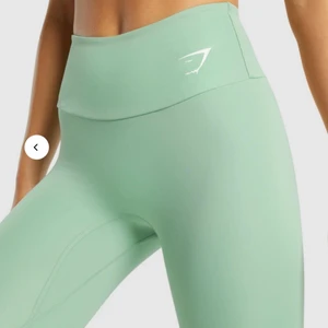 Gymshark träningstights  - Jättefina träningstights men var tyvärr för korta för mig som är 179 cm. Använd fåtal gånger som nyskick⚡️ Jättehärliga att använda på gymmet eller löprundan (eller annan träning😉) Köparen står för frakten, 49kr eller 66kr för spårbar🪐