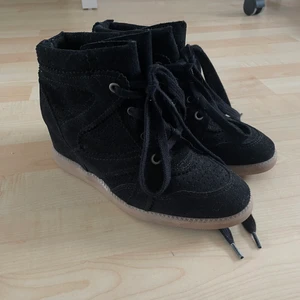 Pavement boots - Skor från pavement med en dold kilklack. De är i strl 37, men lite stora i storleken så skulle nog passa 38 också. Köpta för ca 2/3 år sen, men endast använda en gång så i fint skick. Nypris är 1 195. ❤️