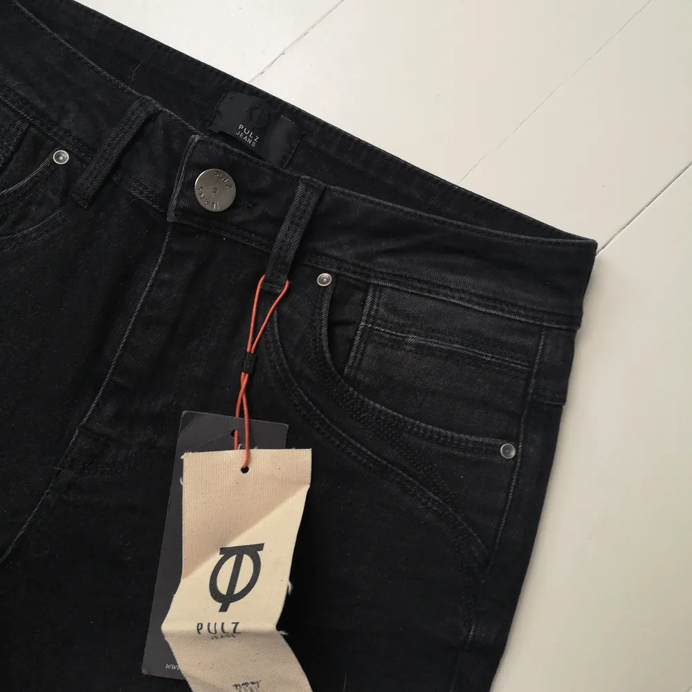 Dessa härliga jeans är förstora för mig och säljer jag dom. Dom är i storlek 29 och ganska långa, men väldigt stretchiga och mjuka. Aldrig använt dom och lappen är kvar såå dom är toppskick!!! 🤗🤩 Pris+frakt. Jeans & Byxor.