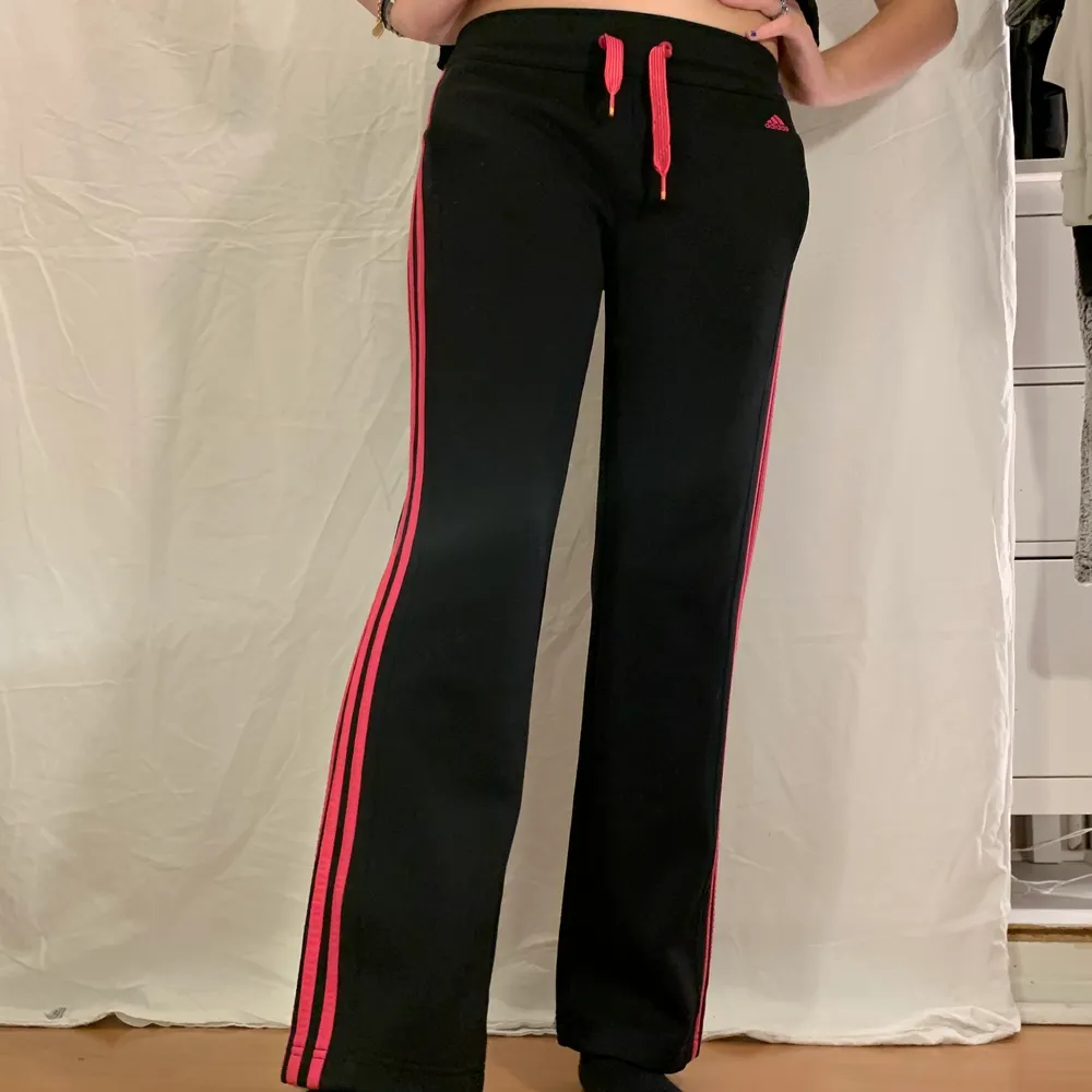 Svarta byxor med rosa streck från adidas. Fint skick. . Jeans & Byxor.