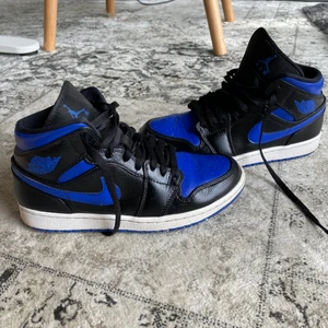 Jordans  - Jordan 1 mid i bra skick! 