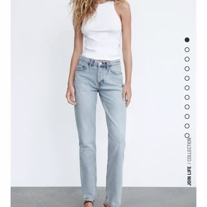 Zara mid rise straight - Jeans från zara som är helt slutsålda, använda 2 gånger! Säljer pga för liten storlek därav en liten ”spricka” på framsidan, annars som nya! Skriv privat för fler bilder💖