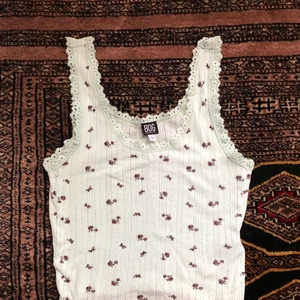 Topp från Urban Outfitters - Topp från Urban, köpt för 200kr säljer för 50kr. Storlek S