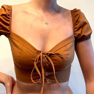 NY topp från Missguided  - Säljer en helt ny, oanvänd (prislapp kvar) crop topp från Missguided i strl 36. Jättefin topp, dock lite för liten på mig så skulle nog säga att den är mer lik strl 34. Ord. pris 189kr 🤎