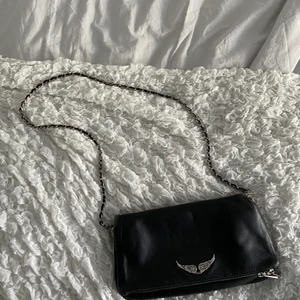 Zadig väska - Säljer min zadig rock väska💕 köp direkt för: 2500 eller buda!!