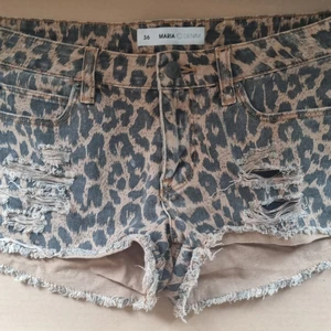 Leopardshorts - Jeansshorts använt skick. 10 kr!:) läs bio 💕