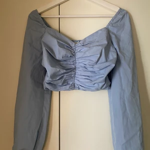 topp - Ljusblå topp från NAKD. Använd Max två gånger. Superfin o passar många storlekar så sen är med strech i ryggen. Frakt tillkommer, 48ed frimärke eller 66 med spårbar🥰