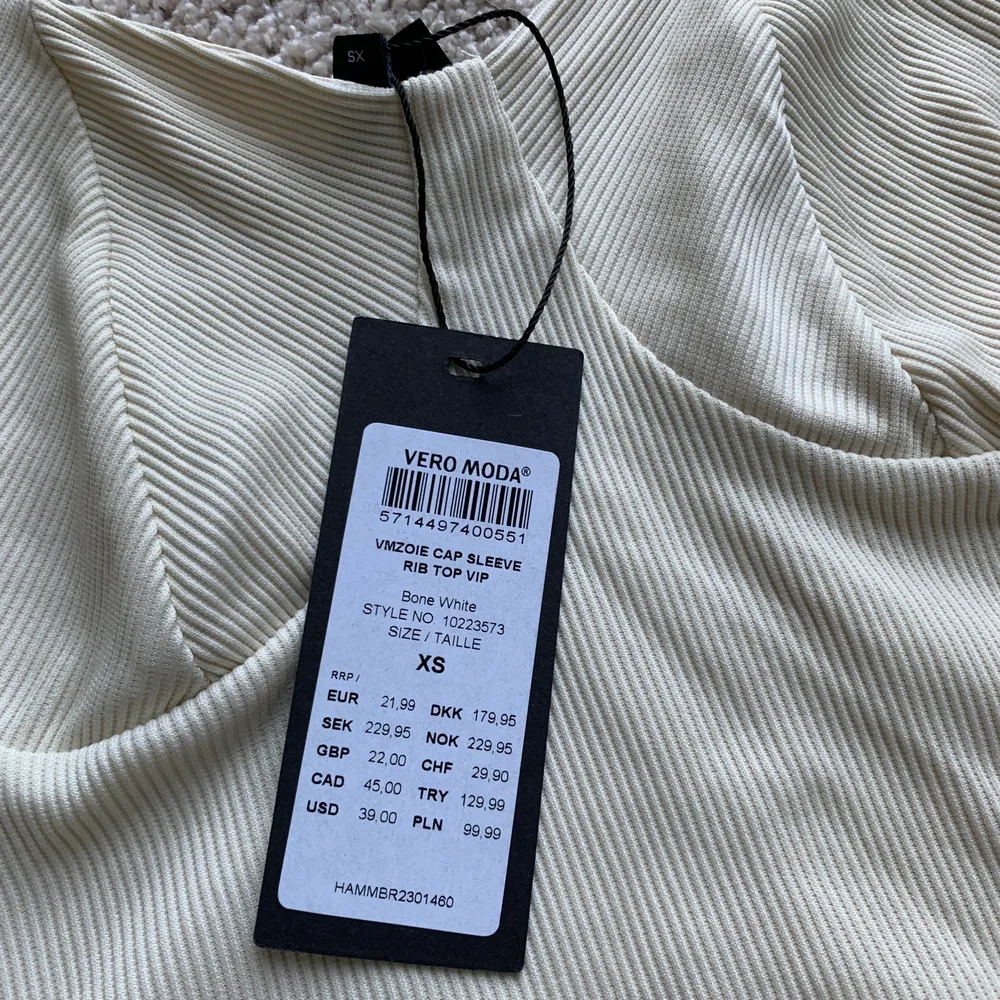 Säljer en helt ny tröja från Nelly säljer den för jag aldrig använt den  köpte 229 och säljer för 100 kr. Toppar.