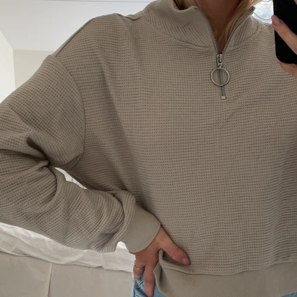 Fin beige tröja från H&M som endast kommit till användning ett fåtal gånger 🤍 väldigt bra skick 🤍 frakt ingår inte i priset🤍. Tröjor & Koftor.