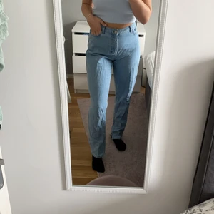 Jenas med slits  - Säljer dessa fina raka jeans med slits från NAKD. använda fåtal gånger. Jättefina och sitter väldigt bra, dock lite förstora för mig.