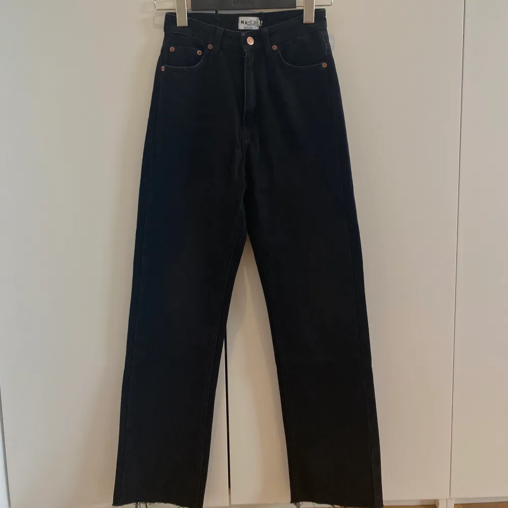 Raka/vida jeans från NA-KD 🖤🖤 Aldrig använda, säljer pga för små:(. Jeans & Byxor.