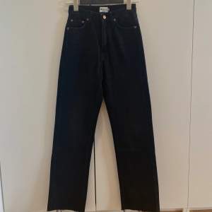 Raka/vida jeans från NA-KD 🖤🖤 Aldrig använda, säljer pga för små:(