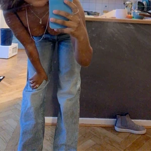 högmidjade vida jeans - ett par super fina vida jeans från lager 157 som är i storlek xs. går ner till fötterna på mig som är 164 och sitter som ett smäck i röven. köparen står för frakt
