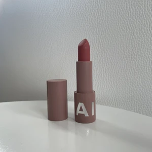 Caia Läppstift Eyes On Me - Läppstift från Caia i färgen ’Eyes On Me’. Testad. Nypris 195 kr