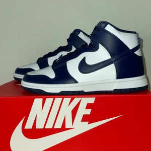 DUNK ~ midnight navy - Dunks ~ midnight navy gs                                                                       Strl. 40eu                                                                               Pris 1300kr + frakt                                                                      Skickas dubbelboxat!                                                                           Spårbar frakt 99kr, försäkrad spårbar frakt 184kr.              Skriv vid frågor eller för fler bilder!💞
