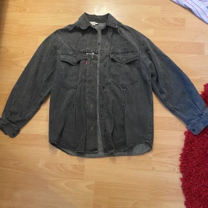Jeansjacka🪨 - Gråa jeansjacka passar perfekt för sommaren och hösten ;)