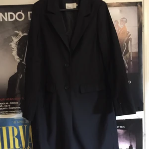 Lång svart kappa - Lång svart kappa (går nedanför knäna) från Nelly i storlek 36, knappt använd 
