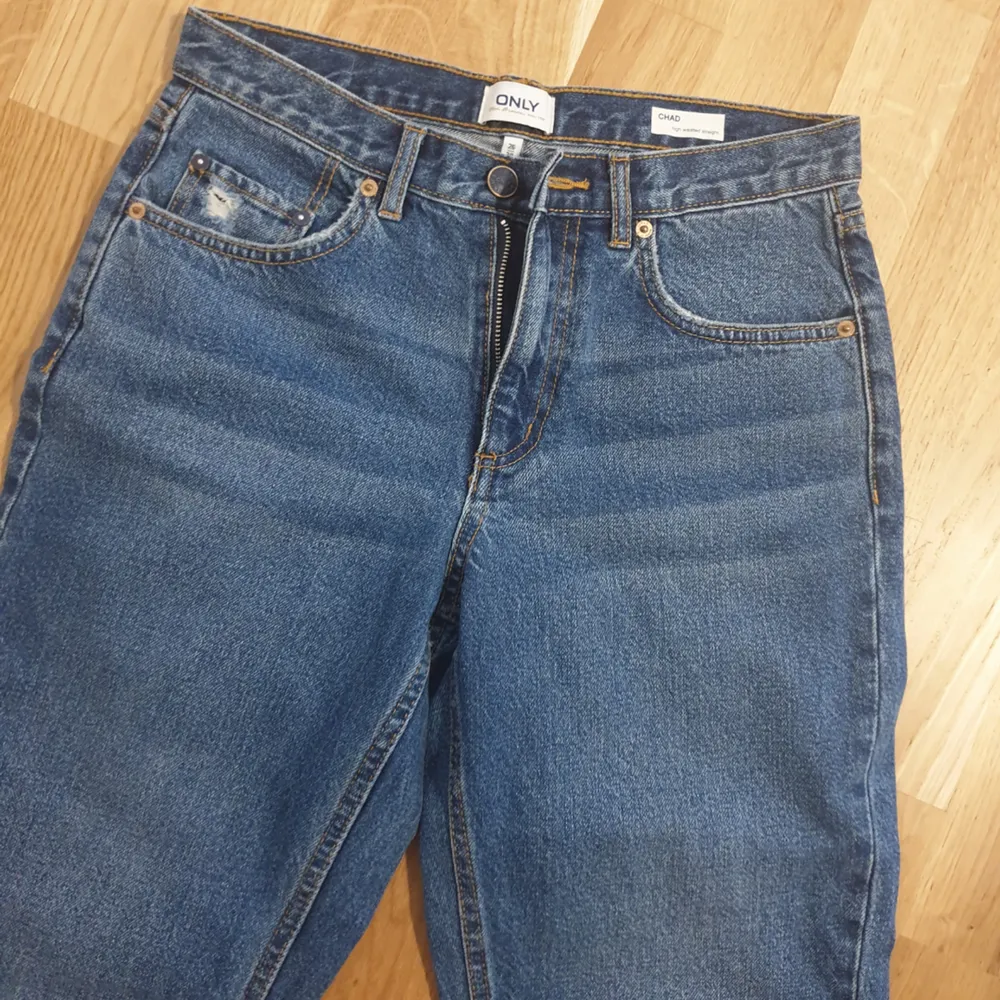 Oanvända Jeans från ONLY med skön passform.💜. Jeans & Byxor.