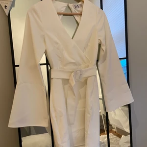 NA-KD X Linn Ahlborg storlek 32  - Fin klänning från Linn Ahlborgs kollektion med NAKD. Använt en gång. Som en 32 i midjan me. Lite större upp till. Jätte fin på. 