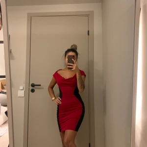 Klänning  - Figursydd klänning i storlek 34, använd fåtal gånger! 