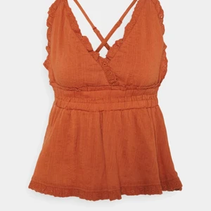 Yasferida blus! - Orange YAS topp! Säljer då den inte kommer till användning! Aldrig använd så i nyskick! Pris kan diskuteras!! Storlek S men passar nog allt från M-XS💕