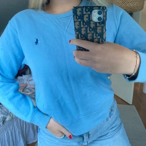 Ralph Lauren sweatshirt St M - Jätte fin ljus blå Ralph Lauren sweatshirt 💙 Köpt för några år sedan direkt från Ralph Lauren butiken. Jätte bra skick, inte nopprig eller några fläckar. Köp direkt för 350kr