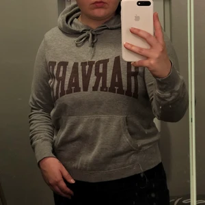 Grå Harvard hoodie  - Grå Harvard hoodie från H&M. Storlek L men jag skulle säga att det är en M. Originalpriset är 250kr men jag säljer den för 80kr. Jag möts helst upp i Lund eller i närområdet. Hör av er om ni har fler frågor🥰