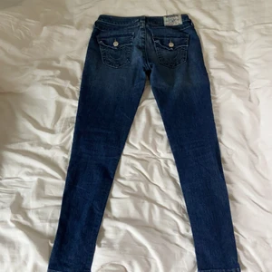 True religon jeans  - Galet snygga byxor, som helt nya❤️Säljer pga lite små i midjan. Buda gärna startpris 250kr+frakt✨ Lågmidjade 