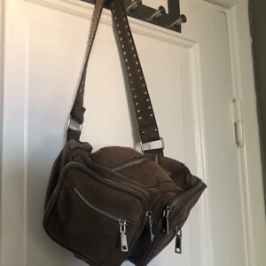 Noella väska, den stora modellen - Köpt från Two angels för typ 3 årsedan för 699 kr. Ganska använd men ändå fint skick. Färgen är grå men den ser brun ut på bilden. Har dock blivit mera mörkgrå under tiden som gått.