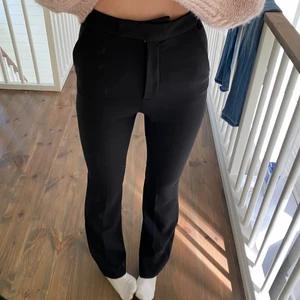 Zara kostymbyxor oanvända - Helt oanvända zara kostymbyxor med prislapp kvar. Storlek xs. Jag är ca 174 lång. Köparen står för frakt