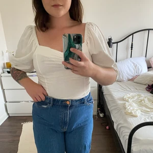 Puffärmad romantisk blus  - En blus med puffärmar från h&m, aldrig använd 