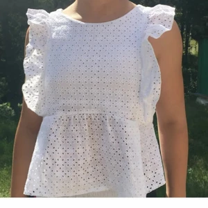 Vit topp - Lägger ut igen!🥰🥰 jätte fin vit topp som jag köpte för ett tag sen men säljer för att den ej passar!! Köpt på zara kids💓💓 passar as bra för de som har xs eller liten s:) inga skador alls😍😍 pris+frakt