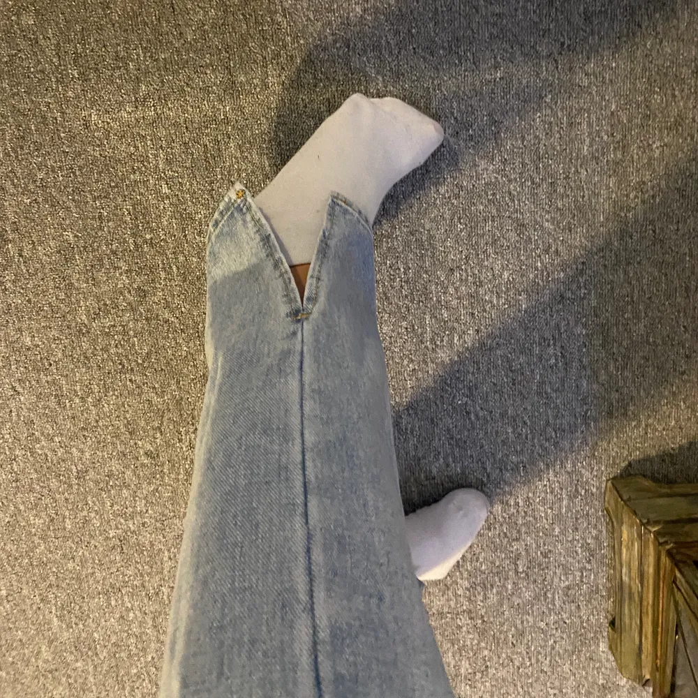 Jeans från PrettyLittleThings, med slit. De är i petite, jag är 162 och de är perfekta i längden på mig. Endast testade, har prislappen kvar.. Jeans & Byxor.
