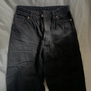 Svarta raka jeans - Mycket bra skick. Från Monki, modellen ”Yoko”🖤