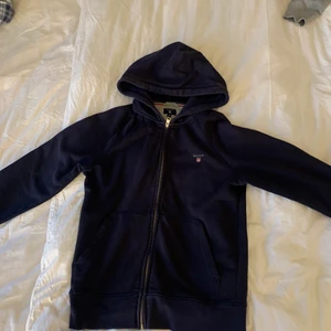 Gant Hoodie - Gant hoodie i bra använt skick. Snörena saknas tyvärr därav priset. Mer bilder kan fås vid intresse.