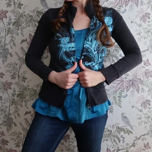 Svart jacka medium (juniors usa) - Jacka medium juniors,köpt i usa. Den har nämen liten hål i en arm som knappt syns. Kan skicka bilder om det finns intresse. 