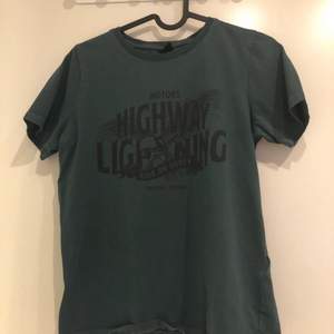 T-shirt mörkgrön från ginatricot, storlek S. Köpare står för frakt (kan också mötas upp i Lund) 🙂